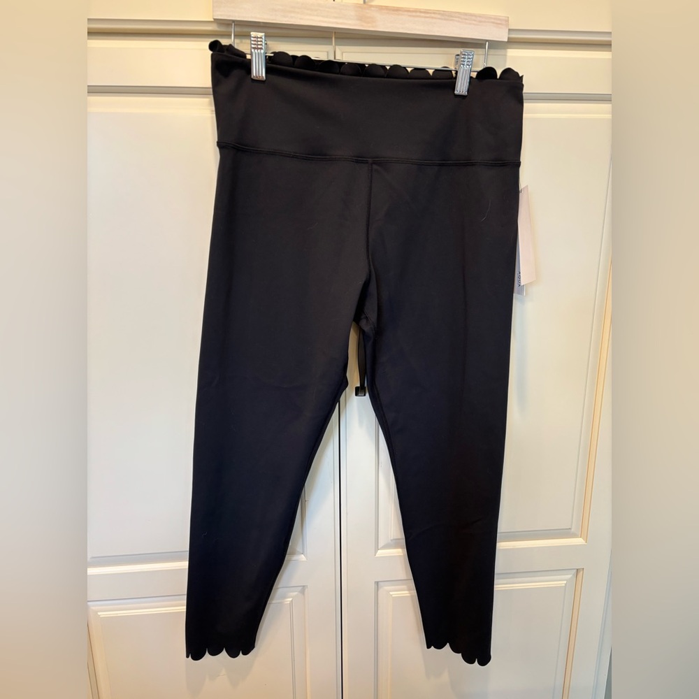 NWT: AQUA ATHLETIC Black Scalloped Leggings